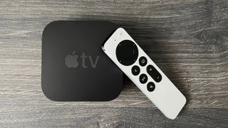 El Apple TV 4K 2021 y su mando a distancia en una mesa 