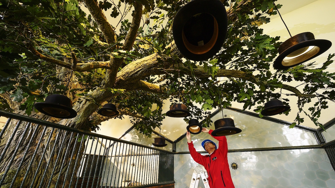 Palace-Host-Avtar-Ghataura-and-the-hat-tree-display-in-the-stableyard-at-Blenheim-three-PIC-Pete-Seaward.jpg
