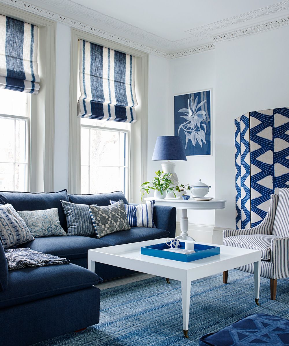 Living room paint ideas - Croccante, fresco soggiorno con toni denim