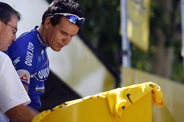Gert Steegmans (Quickstep-Innergetic) signs in. He was doing his leadout duties again and helped Boonen get more points.
