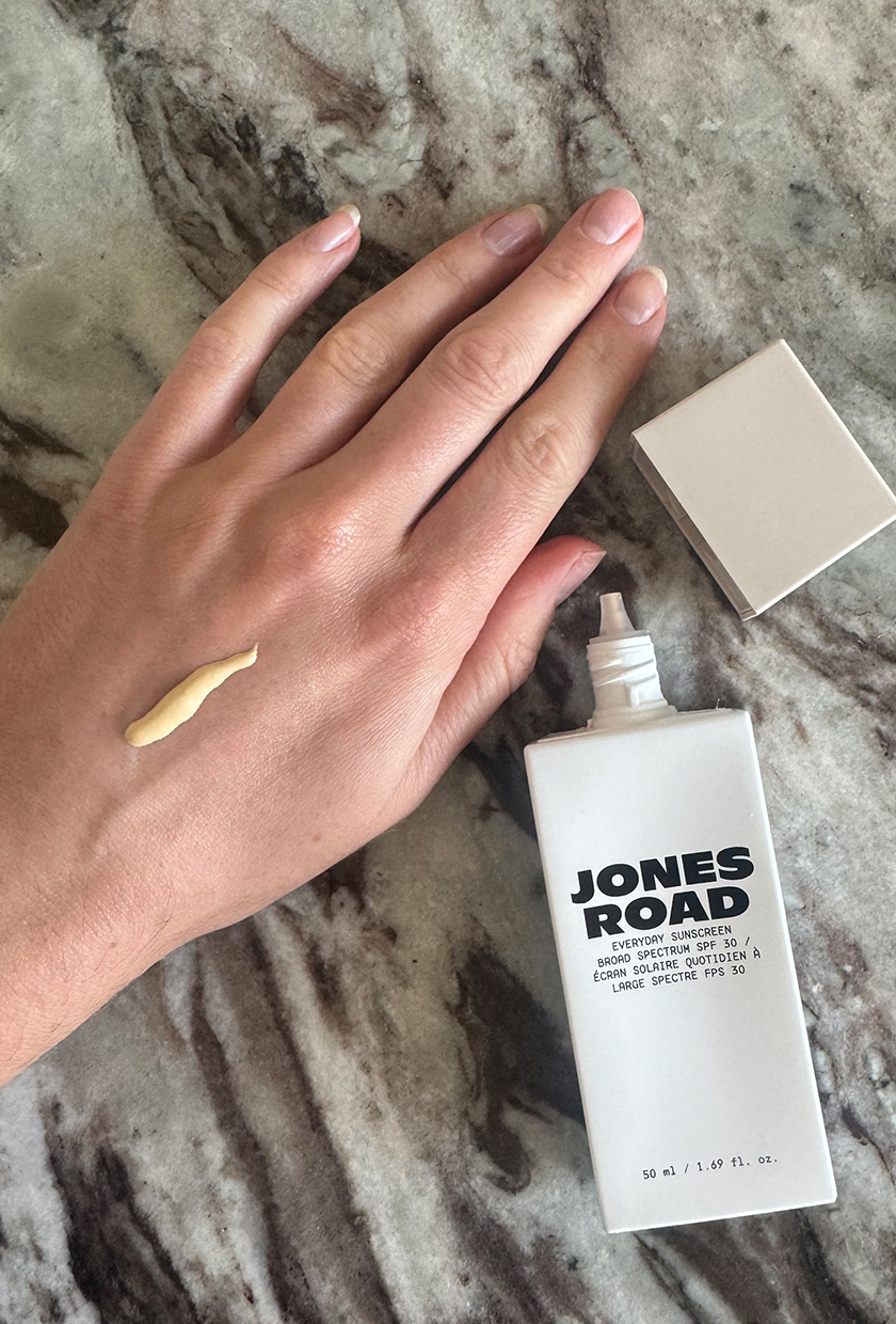 Eleanor, elinin arkasında Sandy gölgesindeki Jones Road Everyday Sunscreen'i test ediyor