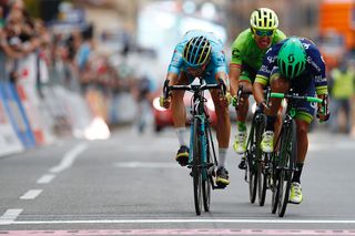 Esteban Chaves (Orica-GreenEdge) wins Il Lombardia over Diego Rosa and Rigoberto Uran