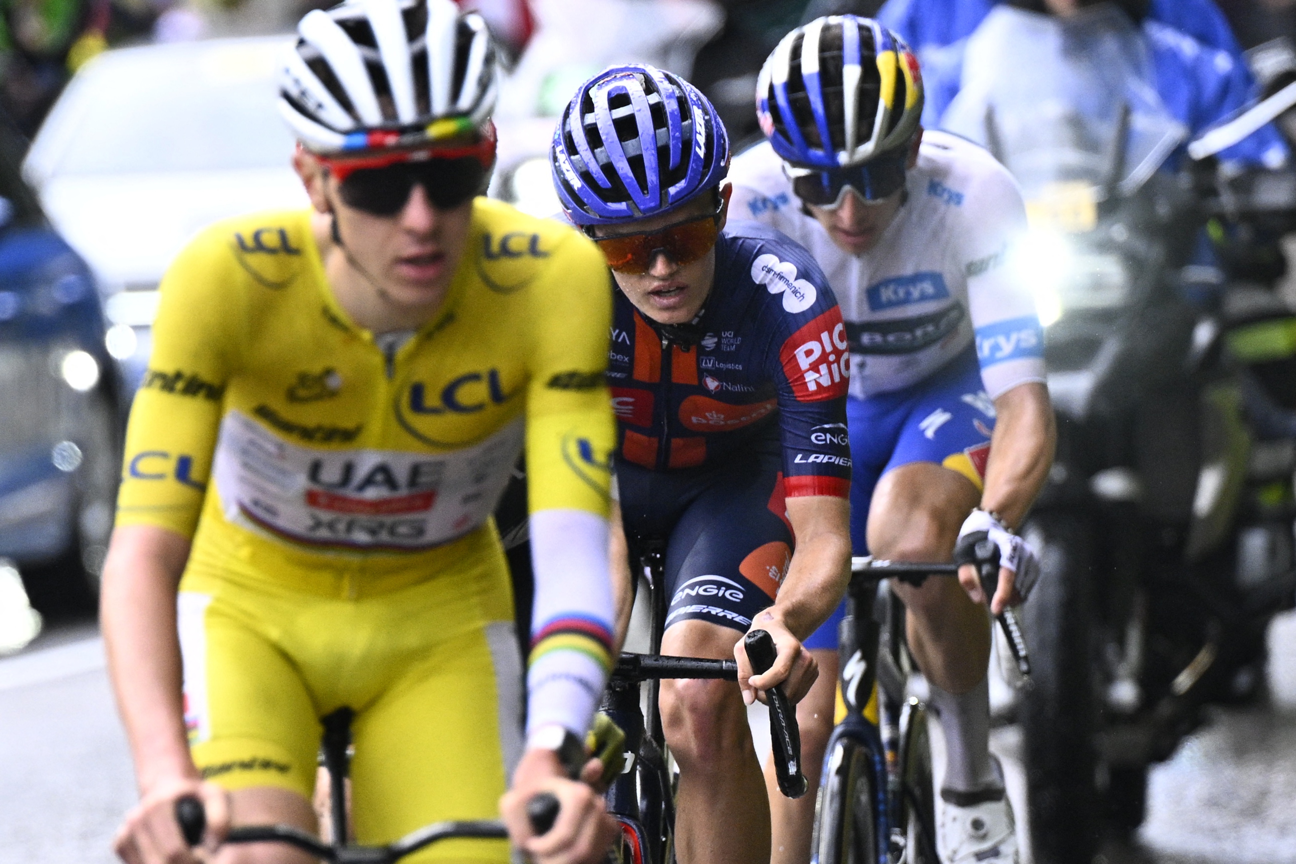 Oscar Onley on stage 19 of the Tour de France, chasing Tadej Pogačar, followed by Florian Lipowitz