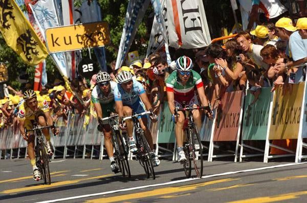 Visconti arrives at the finish in the second group on the road