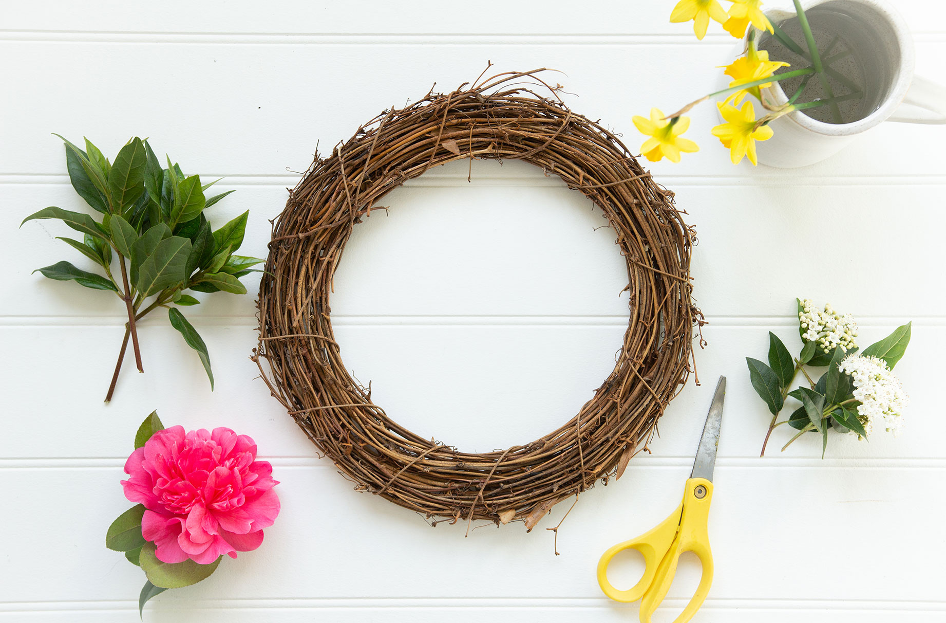 What you need to make an Easter wreath from flowers