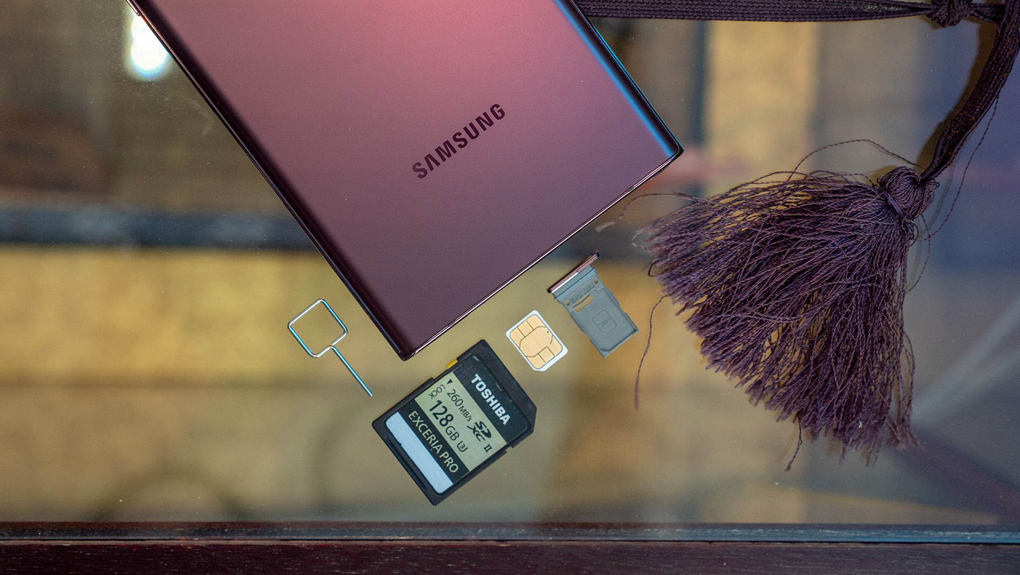 SIM tepsisi bir SD kartın yanından çıkarılmış bir Samsung Galaxy S22 Ultra