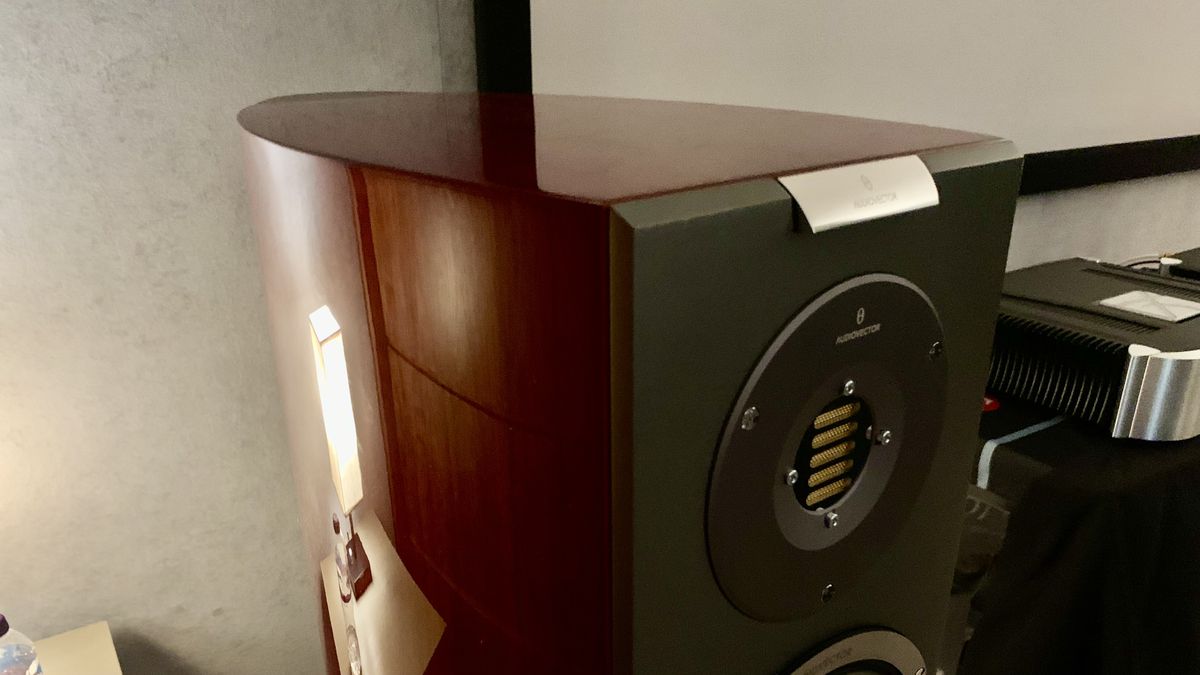 Audiovector R 6 Arret&eacute; top section with tweeter close-up