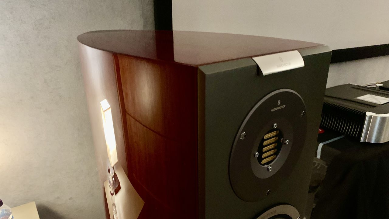 Audiovector R 6 Arret&eacute; top section with tweeter close-up