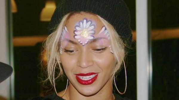 Human, Lip, Forehead, Eyebrow, Hair accessory, Eyelash, Fashion accessory, Headgear, Headpiece, Costume accessory,