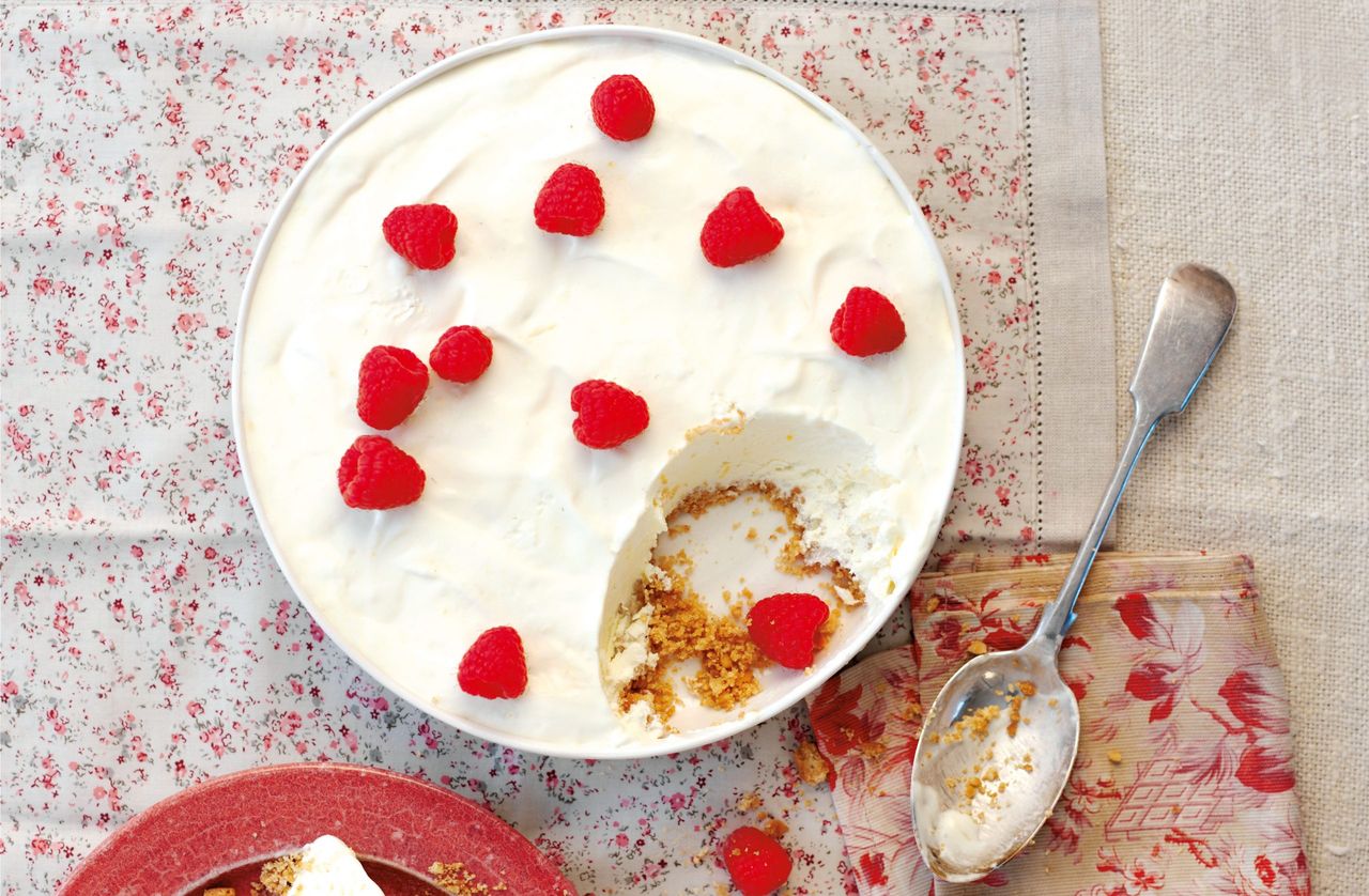 Lemon ice cream cake recipe with fresh raspberries