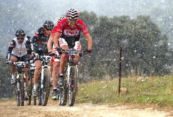 A group suffers in the snow. Carlos Portilla Herranz and Javier Salamero Subias (OKI-Orbea 1) are on the front. Benjamin Justesen and Johnni Nielsen (Team T-Bikes) are behind them