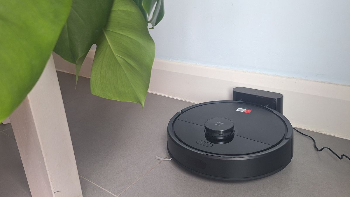 Roborock Q7 M5 robot vacuum in tester's home