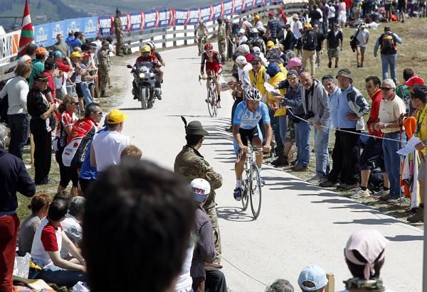 Riders make their way up to the finish of the Giro's Plan de Corones TT.