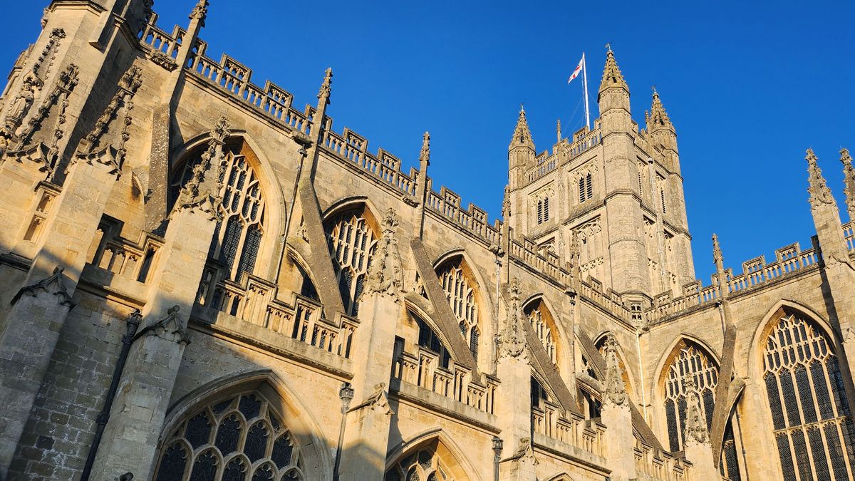 A photo of the exterior of an ornate abbey taken using the Samsung Galaxy Z Flip 4
