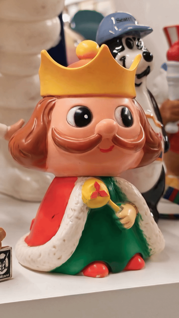 A figurine of a king rotating slowly