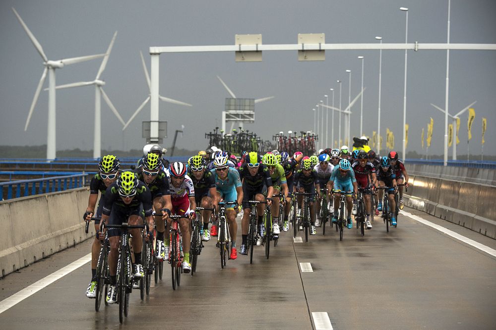 The peloton begins to split during stage 2.