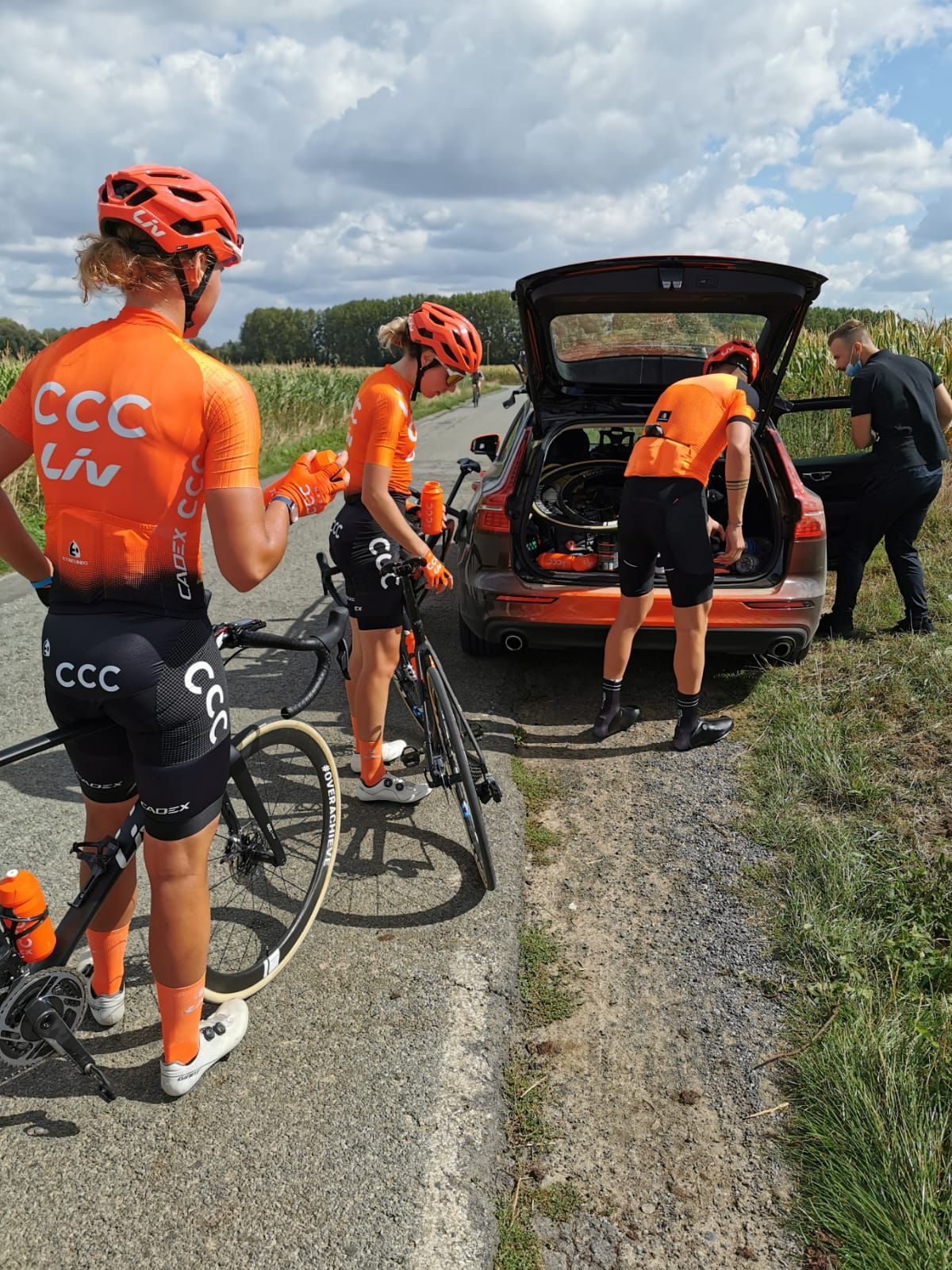 CCC-Liv preview the Trou&eacute;e d'Arenberg and Carrefour de l'Arbre sectors of pave ahead of inaugural women's Paris-Roubaix