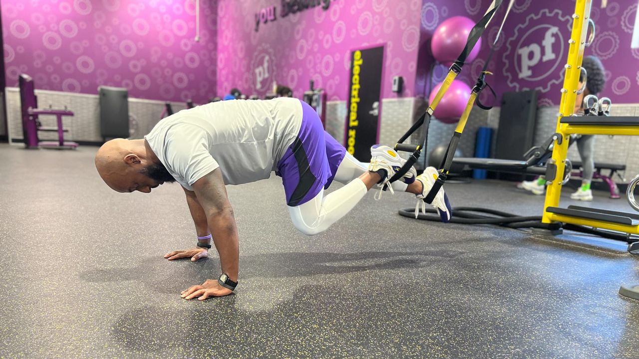 Teddy Savage performing TRX mountain climbers