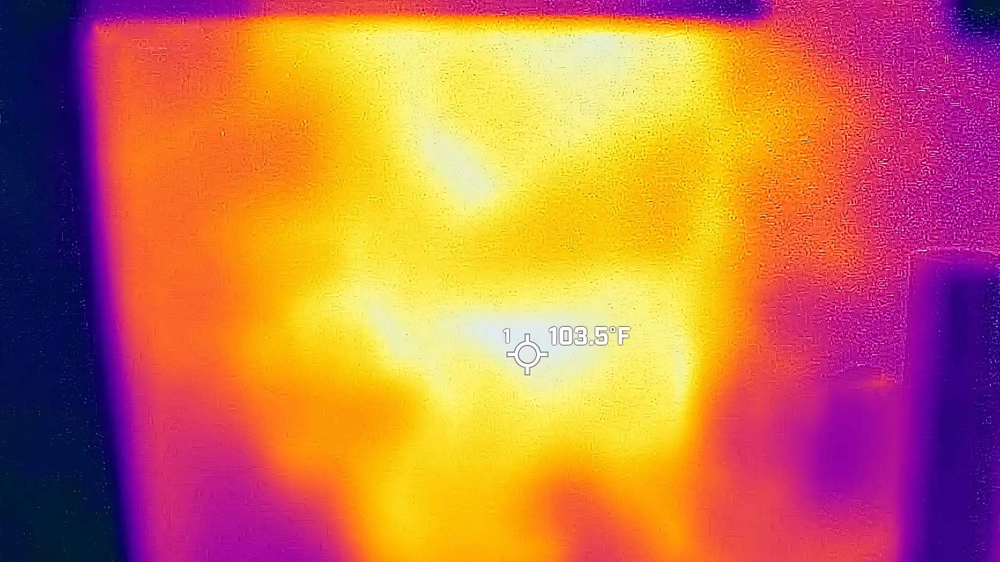 Thermal image showing that the HP OmniStudio X AIO gets warm in the upper left corner on the backside.