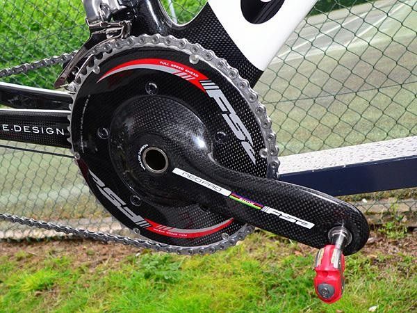 The driveside of the Neo Pro TT is equally striking with smooth contours and neatly integrated chainrings.