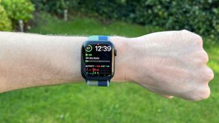 Apple Watch 7 testes utendørs på håndleddet.