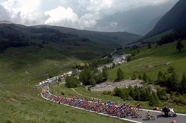Peloton heads up Colle dell'Agnello.