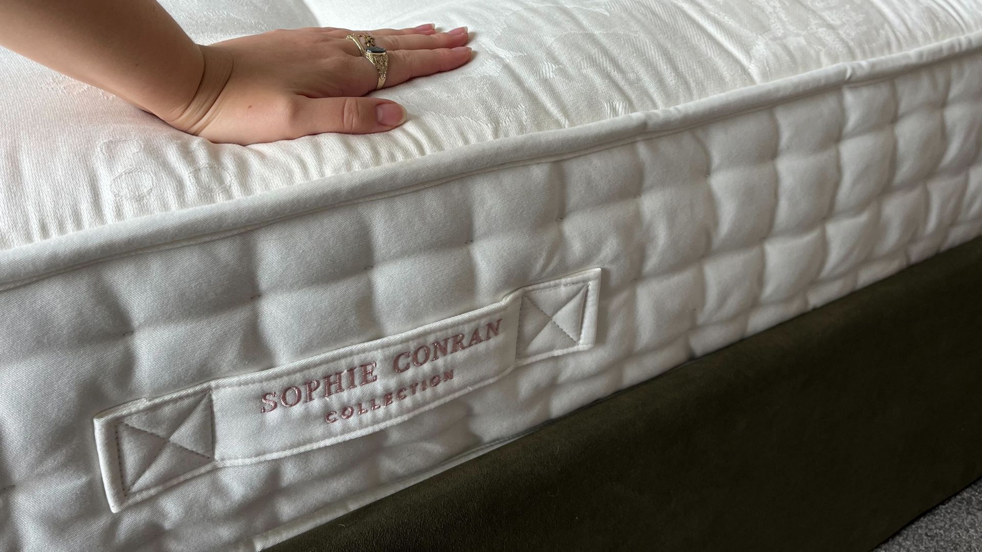 picture of mattress showing label and handle