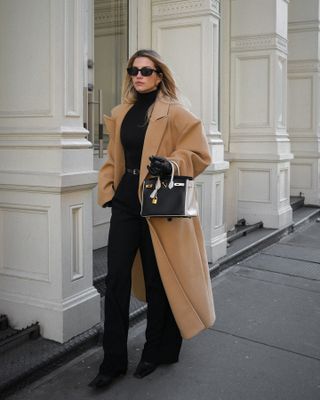 An image of @cassdimicco wearing an Hermes Birkin.