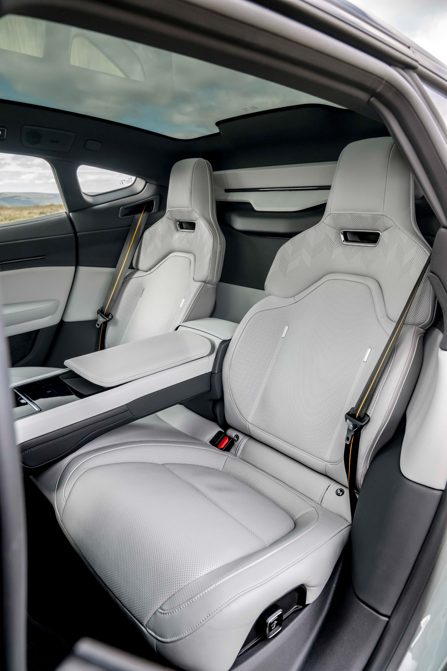 The 2+1 rear seat environment of the Polestar 5