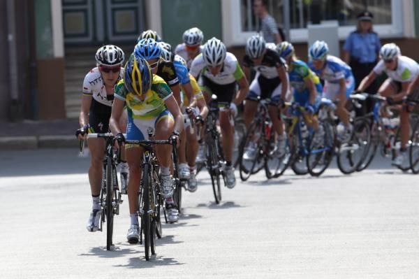 Emma Johansson (Hitec Products) causes a reaction from the bunch with 9 km to go