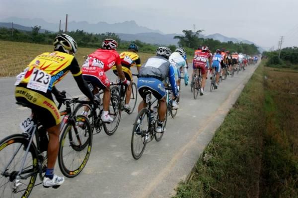 The peloton speed along.