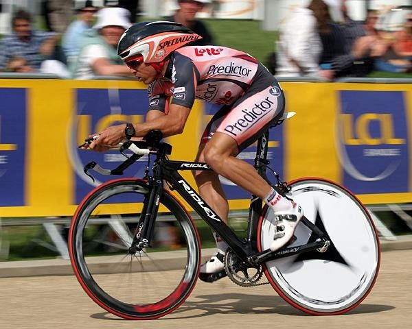 Robbie McEwen looking focused on the job at hand