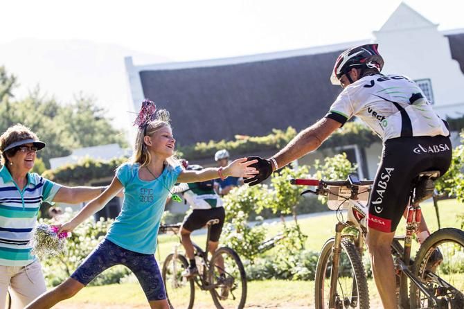 Families greet and encourage loved ones at waterpoint 3