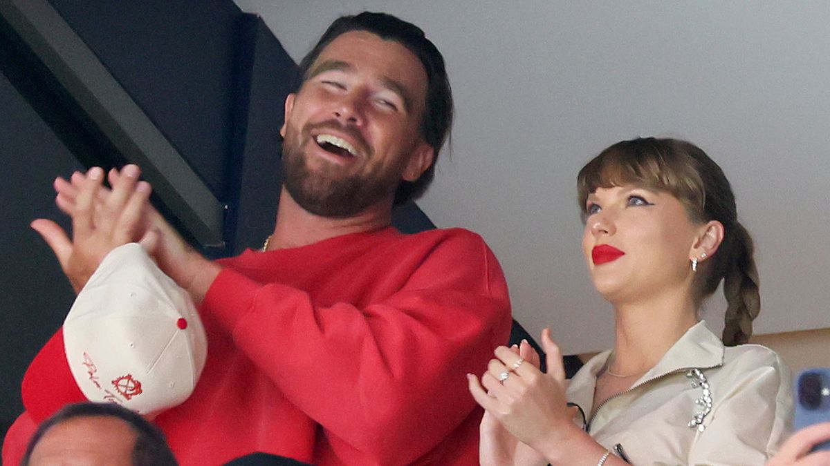Taylor Swift Scores $1,590 Track Suit, $6,900 Chanel Bag for