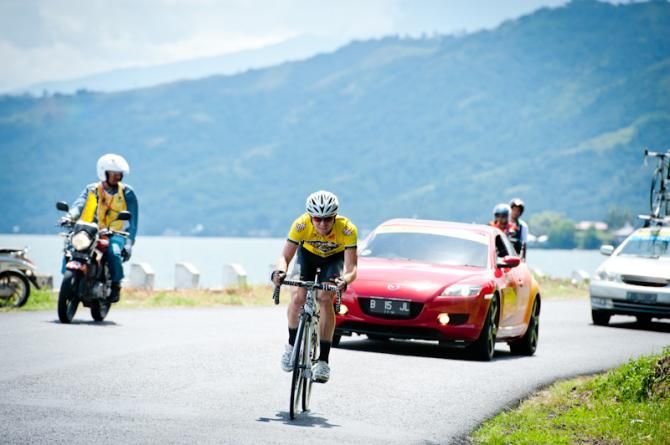 Karl Evans (Budget Forklifts) on the attack in the last 10kilometres near the lake Singkarak