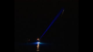 Le Crew Dragon Endeavour de SpaceX est vu se précipiter dans le ciel nocturne avant de s'effondrer pour ramener quatre astronautes de Crew-2 sur Terre avec un atterrissage dans le golfe du Mexique au large de Pensacola, en Floride, le 8 novembre 2021.