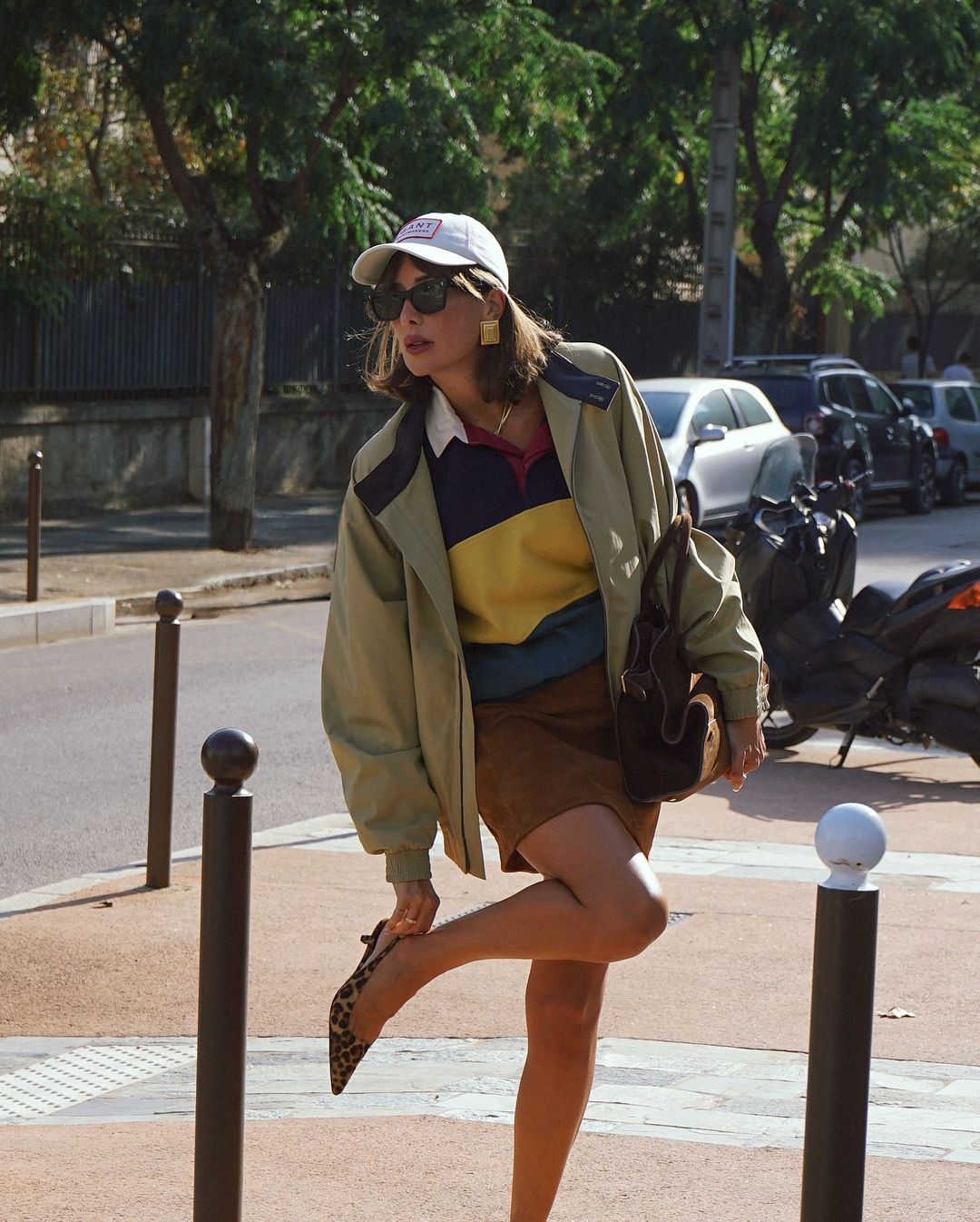 Julie lleva una minifalda de gamuza, un top de rugby y una chaqueta estilo granero.