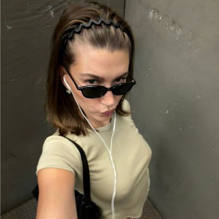 Hailey Bieber wearing sunglasses