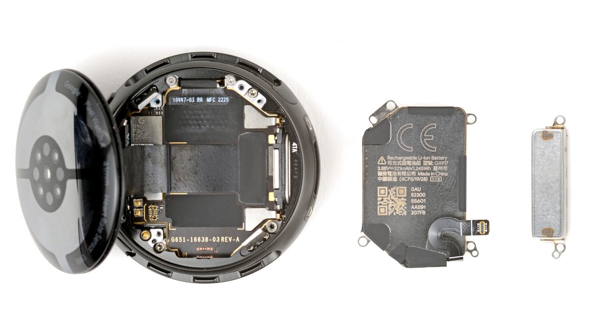 Pixel Watch 4 拆下電池後的開放式背面