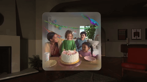 Räumlicher Apple Vision Pro-Videoclip eines Mädchens, das Geburtstagskerzen ausbläst
