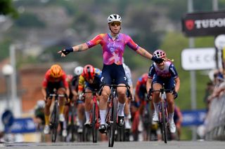 RideLondon Classique: Lorena Wiebes fastest in battle of the sprinters to win stage 1, takes race lead 