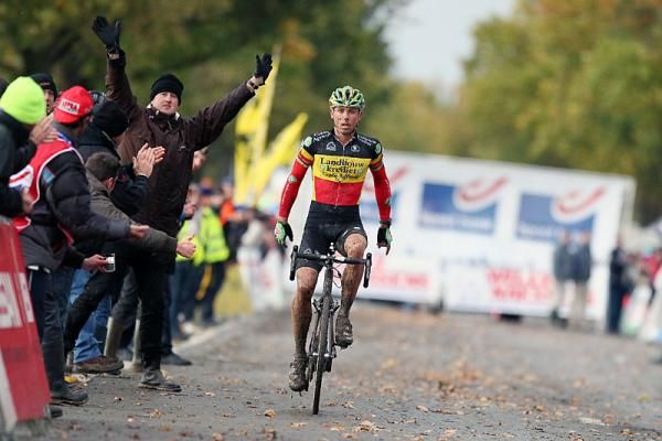 Sven Nys (Landbouwkrediet-Euphony) crosses the finish line in first place for the ninth time at Koppenbergcross