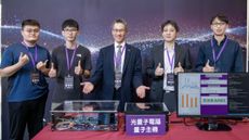 The team of scientists in front of the smallest quantum computer in the world