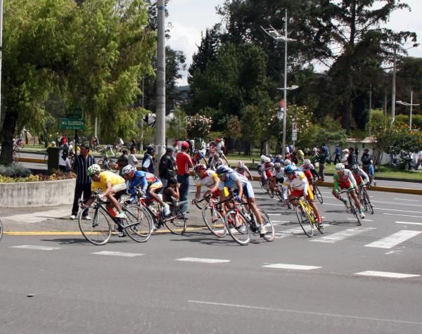 Camargo rides near the front of the peloton on the final stage.