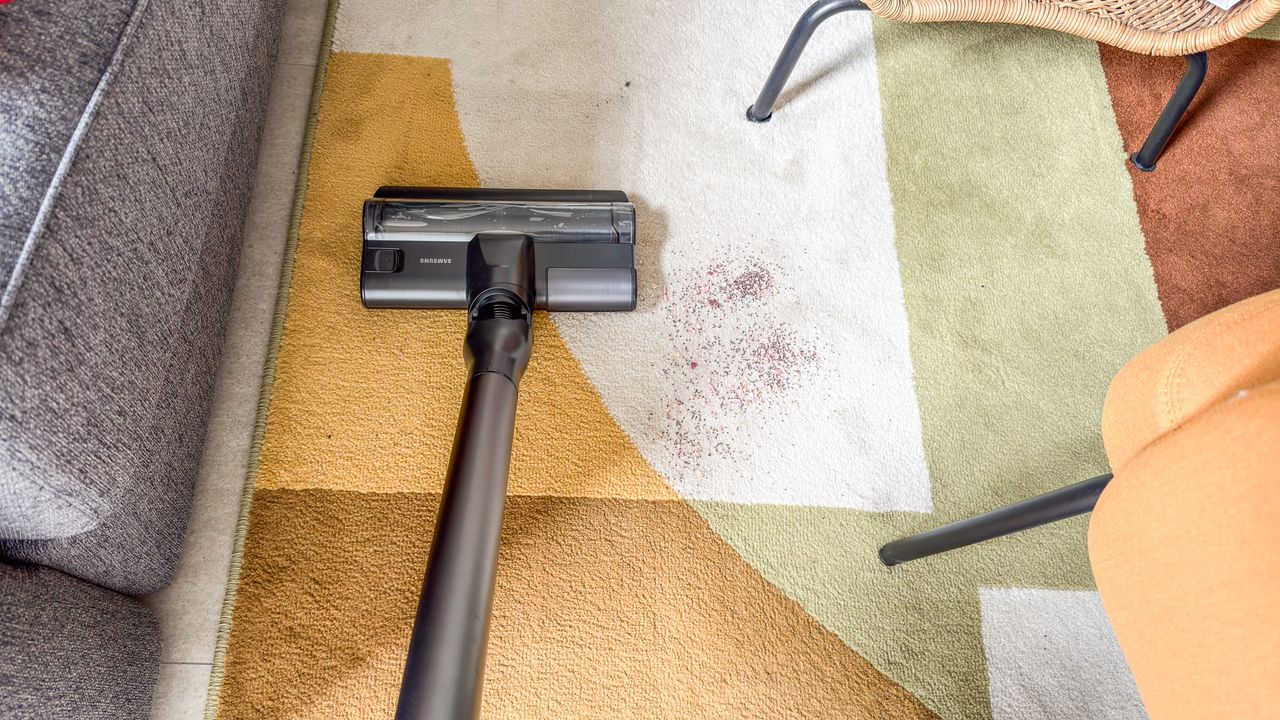 Samsung Jet 95S cleaning a carpet