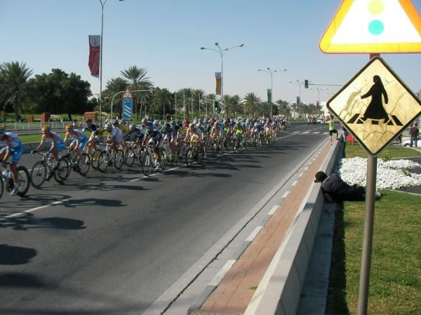 The peloton speed towards the finish
