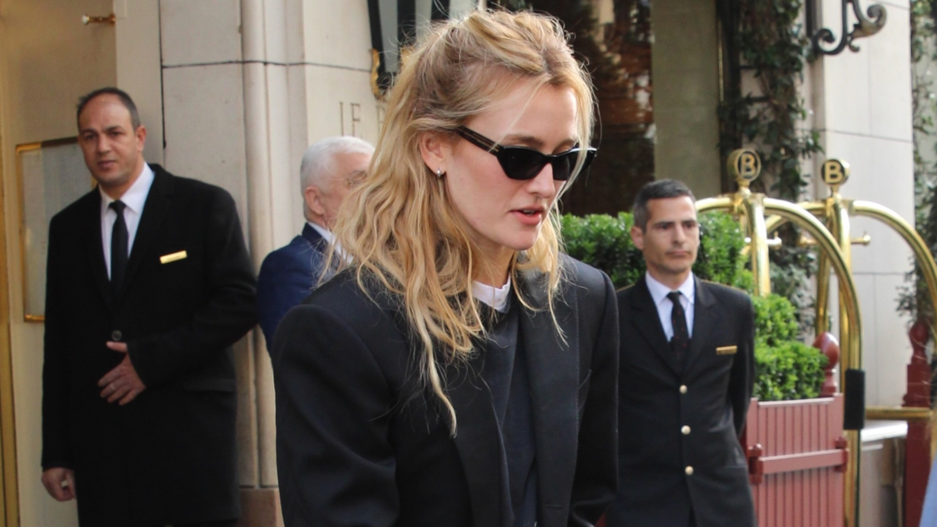 Sarah Pidgeon was spotted in Paris Fashion Week carrying a brown Balenciaga Rodeo bag 