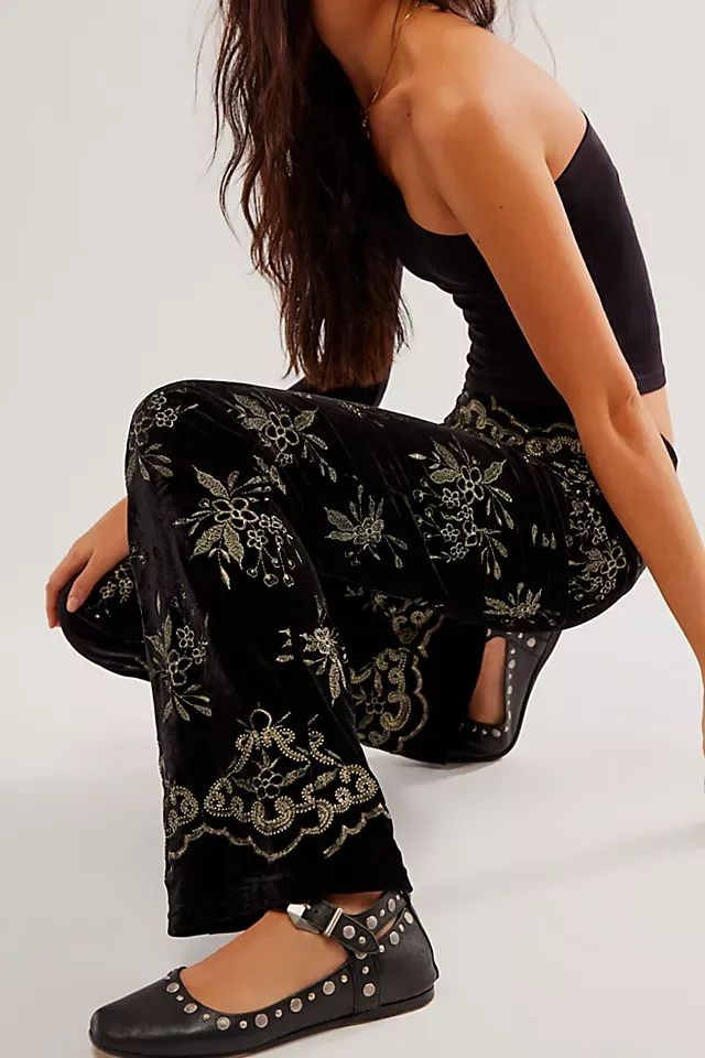 missing-image صيحة الأحذية المسطحة المرصعة هي البديل المريح للأحذية ذات الكعب العالي التي أحبها