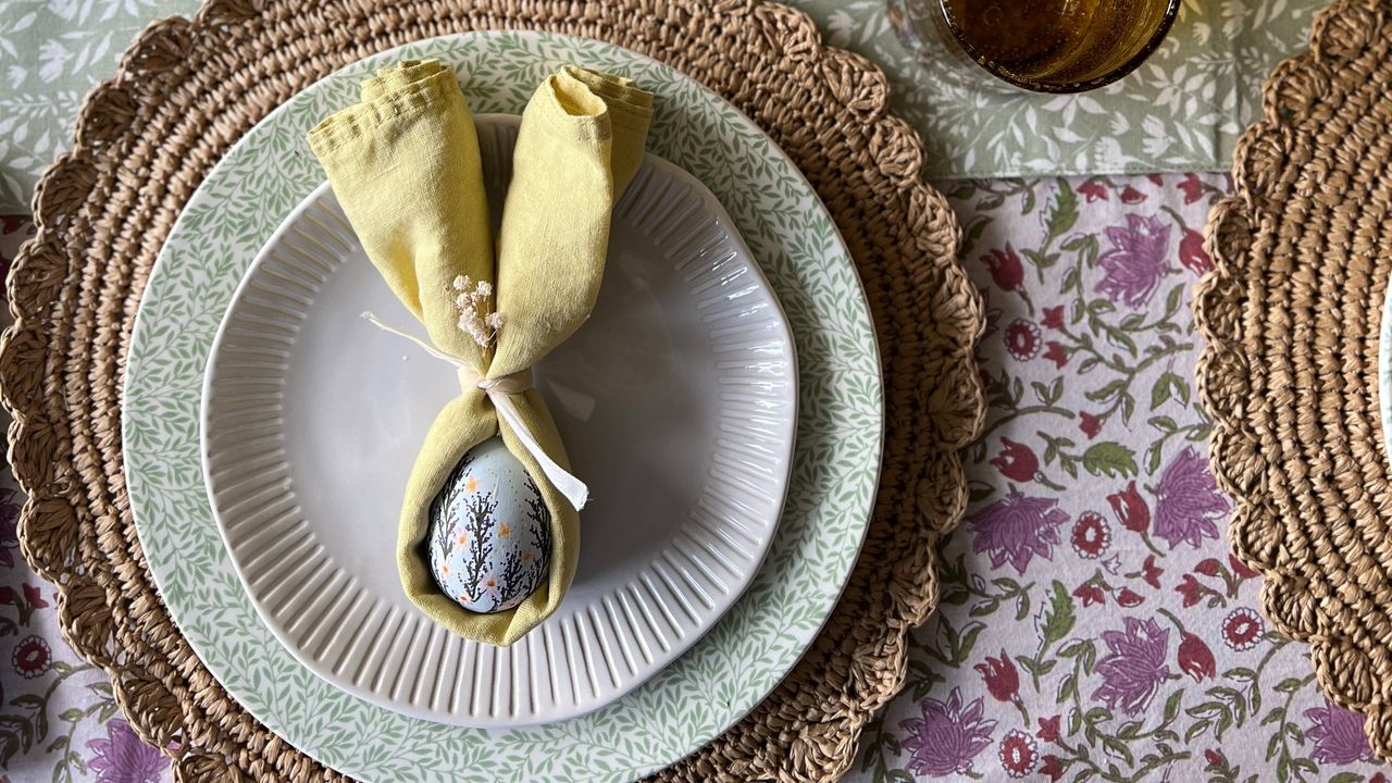 Easter bunny-shaped napkin table favours