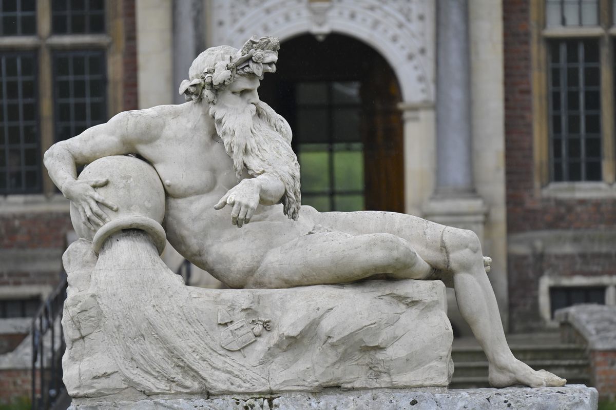 Telephoto image of a statue with the Nikon Z 28-400mm f/4-8 VR lens's telephoto setting